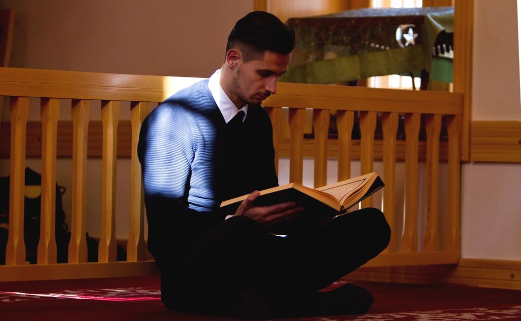 Dia yang Menyaksikan HambaNya Membaca Al Quran